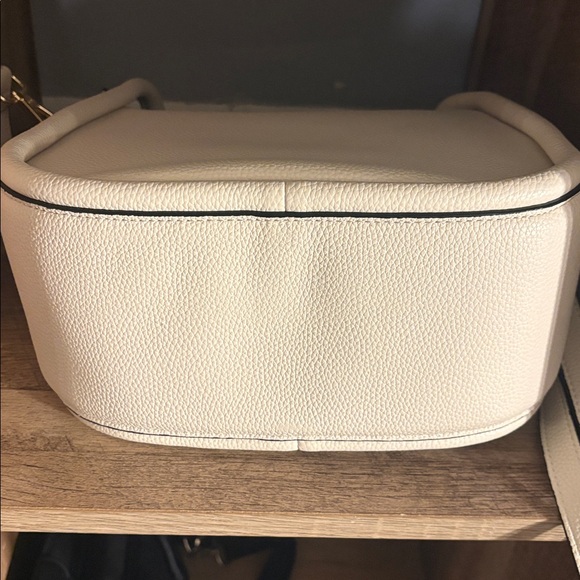 Like New Crossbody Bag ❤️ - Picture 3 of 9